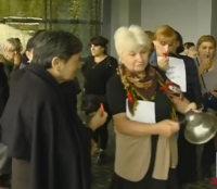 ბიძინა ივანიშვილის სახლთან „ბავშვთა სამყაროს“ ხანძრით დაზარალებულებმა აქცია გამართეს