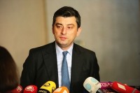 გიორგი გახარია ზურაბ პოლოლიკაშვილს მსოფლიო ტურიზმის ორგანიზაციის გენერალურ მდივანად არჩევას ულოცავს