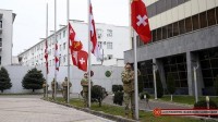 თავდაცვის სამინისტროს შენობასა და სამხედრო ქვედანაყოფების ტერიტორიაზე სახელმწიფო დროშები დაეშვა