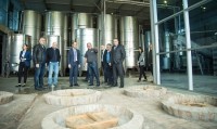 სოფლის მეურნეობის მინისტრმა გურჯაანში ერთიანი აგროპროექტის ფარგლებში დაფინანსებული ღვინის საწარმო დაათვალიერა