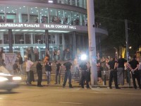 ფილარმონიასთან პოლიციელების გამოჩენის გამო აქცია იშლება