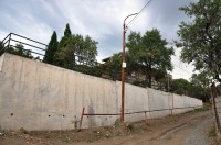 ვაკის რაიონში დამცავი კედლები მოეწყო და ლითონის მოაჯირები დამონტაჟდა