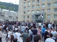 ახალგაზრდები მთავრობის კანცელარიაში მოთხოვნებს წარადგენენ