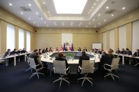 პრემიერ-მინისტრმა Covid-19-ის მართვაში ჩართული კლინიკების ხელმძღვანელებთან კლინიკური სასტუმროების კიდევ უფრო ეფექტურად გამოყენების ნაწილში თერაპიული ელემენტების გაძლიერებასა და რეანიმაციული საწოლფონდის რესურსების მობილიზებაზე იმსჯელა
