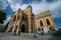 ოპერისა და ბალეტის თეატრის ბაღში ბალერინების ქადაკებები დააზიანეს