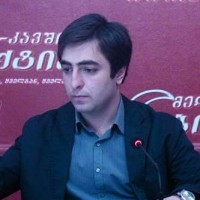 მეტრეველი - „თავისუფალ სტუდენტთა კავშირის“ თავმჯდომარის სახლთან კუდ-ის მანქანები მოძრაობენ  