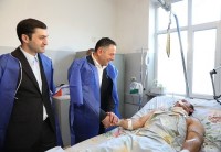 ვახტანგ გომელაურმა ბათუმში დაჭრილი პატრულ-ინსპექტორი მოინახულა