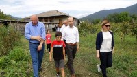 ლევან დავითაშვილი სოფელ ფშაველში მევენახეს ესტუმრა და რთველში მიიღო მონაწილეობა