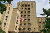 ჯგუფურად ჩადენილი თაღლითობისთვის ბრალდებულს 6 წლით პატიმრობა მიესაჯა