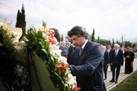 კახა კალაძემ აგვისტოს ომში დაღუპულ გმირთა მემორიალი გვირგვინით შეამკო