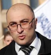 კოალიცია „ჩვენი უფლებებისათვის“ თავმჯდომარე პატიმართა წამების გამო კალმახელიძის გადადგომას მოითხოვს