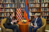 «Lragir»(სომხეთი): სერჟ სარგსიანმა აშშ-ის ელჩი ფაქტის წინაშე დააყენა 