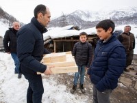ლევან დავითაშვილმა ბარისახოში ბავშვებს საახალწლოდ საჩუქრები გადასცა