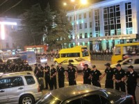 ფილარმონიის მიმდებარე ტერიტორიაზე პოლიციის თანამშრომლები არიან მობილიზებული 
