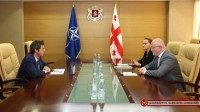  თავდაცვის მინისტრი ლინკოლნ მიტჩელს შეხვდა