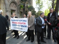 რკინიგზის ყოფილმა თანამშრომლებმა კომპანიის მგზავრთა გადაყვანის სამსახურის უფროსის გათავისულების მოთხოვნით აქცია გამართეს