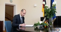 საგარეო საქმეთა მინისტრმა გერმანიის ელჩის რეზიდენციაში გახსნილ სამძიმრის წიგნში ჩანაწერი დატოვა