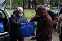 ზუგდიდში ყოფილი საავადმყოფოს ჩასახლებაში მცხოვრებ დევნილებს სასურსათო პროდუქტები გადასცეს