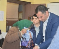 ლანჩხუთის მერმა უფასო სასადილოს ბენეფიციარებს საჩუქრები გადასცა