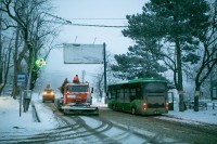 თოვლის გამო დედაქალაქში გზების გაწმენდის სამუშაოები მიმდინარეობს