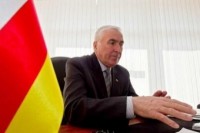 დე ფაქტო სამხრეთ ოსეთის „პრეზიდენტი“ სოჭში ჩავა