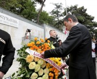შს მინისტრმა გმირთა მემორიალი ყვავილებით შეამკო