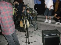 თსუ-ს პირველი კორპუსის ეზოში კონცერტისთვის ემზადებიან