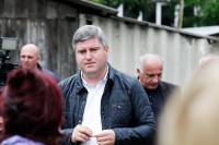 "ჩვენ მაქსიმალურად გვერდში ვუდგავართ მოსახლეობას" - გიორგი შენგელია სოფელ ოქტომბერში მცხოვრებ დევნილებს შეხვდა