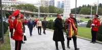 გერმანიის თავდაცვის მინისტრმა გმირთა მემორიალი გვირგვინით შეამკო
