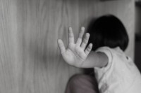 7 წლის ბავშვის წამების ფაქტზე დედა და მამინაცვალი დააკავეს