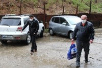 ტყიბულის მუნიციპალიტეტში 70 წელს გადაცილებულ მარტოხელა პენსiონრებს საკვები პროდუქტები ურიგდებათ