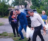 საკრებულოს მაჟორიტარი დეპუტატი ლევან დავითაშვილი და ირაკლი აბუსერიძე ისნის რაიონში მცხოვრებ დამსახურებულ პედაგოგს ესტუმრნენ და სასაჩუქრე კალათა გადასცეს