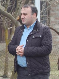 კობა სუბელიანი სამტრედიაში აფხაზეთიდან დევნილ ოჯახს ესტუმრა