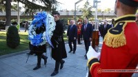 ისრაელის თავდაცვის მინისტრმა გმირთა მემორიალი გვირგვინით შეამკო