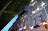 რუსთაველის გამზირზე ორი შენობის ფასადიდან ავარიული ელემენტები ჩამოიხსნა