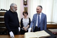 მიხეილ ბატიაშვილი ხელნაწერთა ეროვნულ ცენტრს ეწვია და იქ დაცულ X საუკუნის ნევმირებულ ჰიმნოგრაფიულ კრებულებს გაეცნო