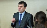 სოზარ სუბარი დევნილებს ბინების გასაღებებს გადასცემს