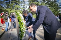 თბილისის მერმა ვაკის პარკში უცნობი ჯარისკაცის საფლავი გვირგვინით შეამკო