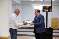 მიხეილ ჩხენკელმა მერაბ ბაზაძე სპორტის რაინდის წოდებით დააჯილდოვა