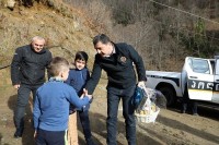 აჭარის პოლიციის დეპარტამენტის უფროსმა აჭარის მაღალმთიანი სოფლის ერთადერთ მოსწავლეს ახალი წელი მიულოცა აჭარის პოლიციის დეპარტამენტის უფროსმა აჭარის მაღალმთიანი სოფლის ერთადერთ მოსწავლეს ახალი წელი მიულოცა
