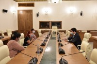 არჩილ თალაკვაძე პარლამენტის წინ მოშიმშილე პატიმრების მშობლებს შეხვდა