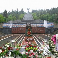 თბილისის მერმა ვაკის პარკში უცნობი ჯარისკაცის საფლავი გვირგვინით შეამკო