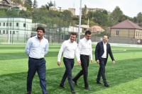 პრემიერმა კასპის ფეხბურთის ცენტრალური სტადიონი და საფეხბურთო სკოლა დაათვალიერა