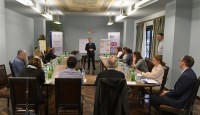 პარლამენტის საქმიანობის გაძლიერების მიზნით აპარატის თანამშრომლების გადამზადების პროცესი მიმდინარეობს