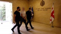 პოლიციამ ჯგუფურად ჩადენილი ძალადობის, ორი პირის ჯანმრთელობის განზრახ მძიმე დაზიანებისა და იარაღის უკანონოდ შეძენა - შენახვა - ტარების ბრალდებით ორი პირი დააკავა