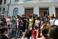 თსუ-ს პირველ კორპუსთან ახალგაზრდების მორიგი მცირერიცხოვანი აქცია გაიმართა