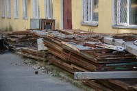 თბილისის 134 ბაღის საწყობებიდან და ეზოებიდან ჯართად ქცეული ინვენტარის გატანა დაიწყო