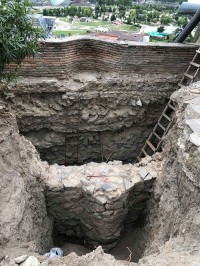 დარეჯანის სასახლის სამონასტრო კომპლექსის რეაბილიტაციის დროს ძველი გალავნის ფრაგმენტი აღმოაჩინეს