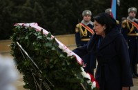 სალომე ზურაბიშვილმა ჰეიდარ ალიევის და მისი მეუღლის საფლავი გვირგვინით შეამკო