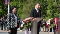 ​საქართველოს და ლატვიის პრეზიდენტებმა რიგაში თავისუფლების მონუმენტი გვირგვინით შეამკეს